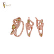 Conjunto de joyas de oro rosa con anillos y circonitas cúbicas de doble cruce geométrico en color verde oliva.
