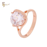 Elegante anillo de compromiso de oro rosa con circonita blanca y solitario con garras