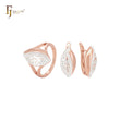 Conjunto de joyas de oro rosa de dos tonos con filigrana de circonitas blancas y hojas ovaladas divididas por la mitad y anillos.