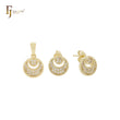 Pequeño conjunto de joyas de oro de 14 quilates con colgante y pendientes de botón en forma de luna redondeada con circonitas blancas.