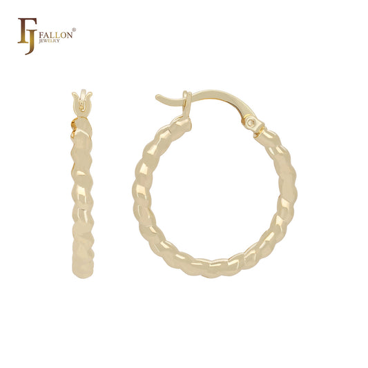 Elegantes aretes de aro minimalistas con textura de cuerda y bordes redondeados en oro rosa de 14 quilates.