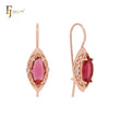 Pendientes de gancho de alambre de oro rosa con circonitas rojas y solitario de marquesa de filigrana