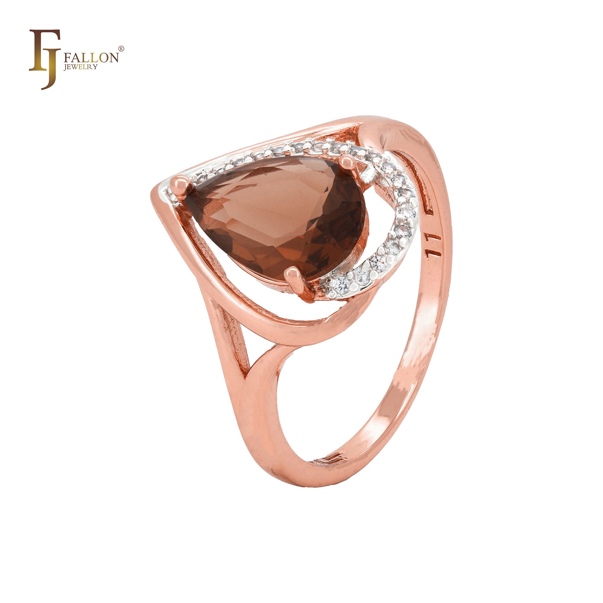 Anillo de moda en dos tonos de oro rosa con piedra café en forma de lágrima y circonitas blancas.