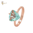 Anillos de compromiso minimalistas de oro rosa con circonitas cúbicas en verde manzana y garras solitarias.
