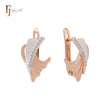 Elegantes pendientes de clip de dos tonos en oro rosa con circonitas blancas y cinta danzante.