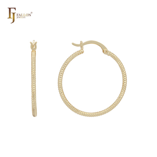 Elegantes aretes de aro de oro de 14 quilates con textura de hueso de serpiente y minimalismo