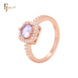 Anillos de compromiso de oro rosa con bandas pavimentadas de circonitas blancas y circonitas moradas redondas