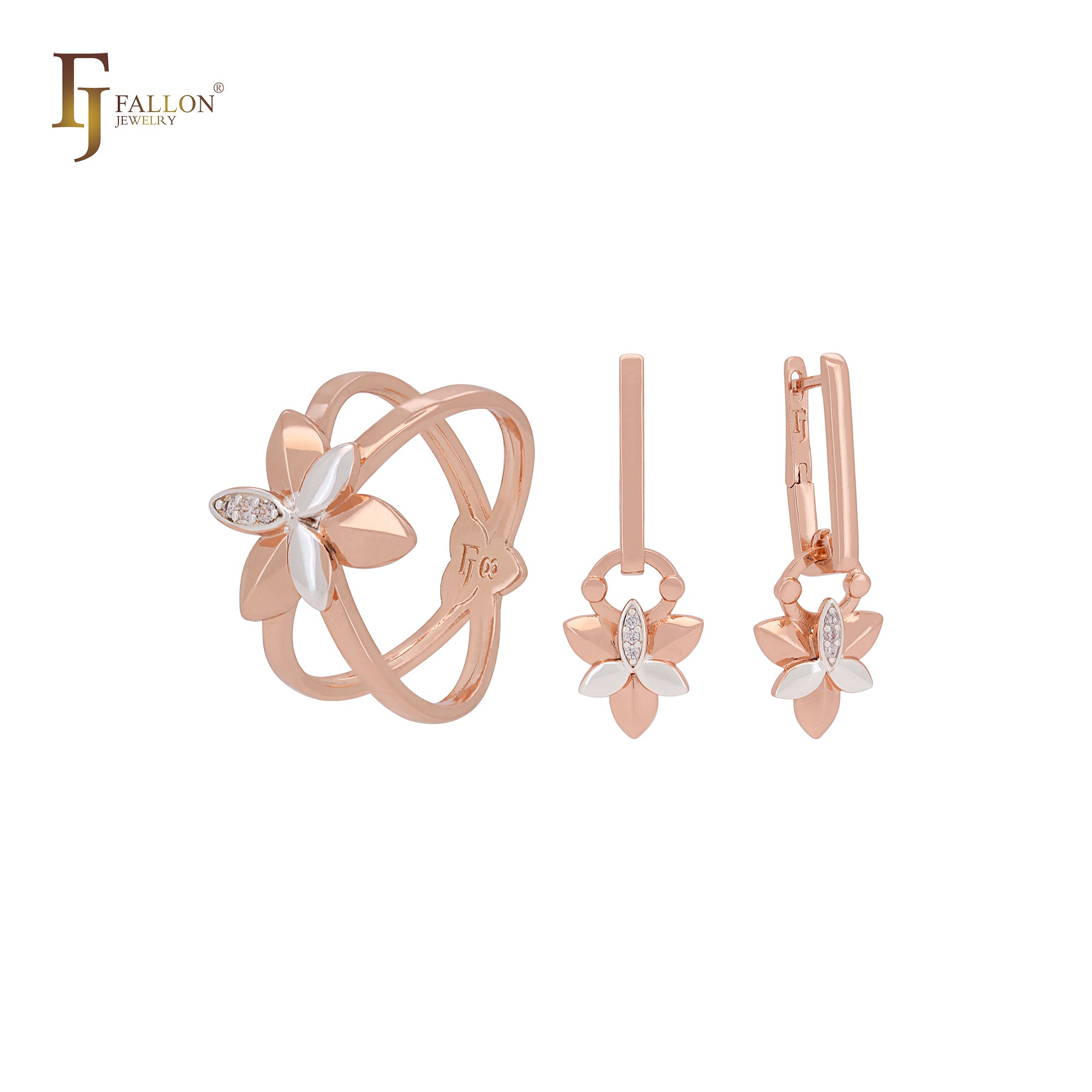 Conjunto de joyas de dos tonos en oro rosa con anillos y cruces dobles de flores de trébol
