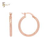 Elegantes aretes de aro minimalistas de oro rosa y oro de 14 quilates con textura de rombo compacto