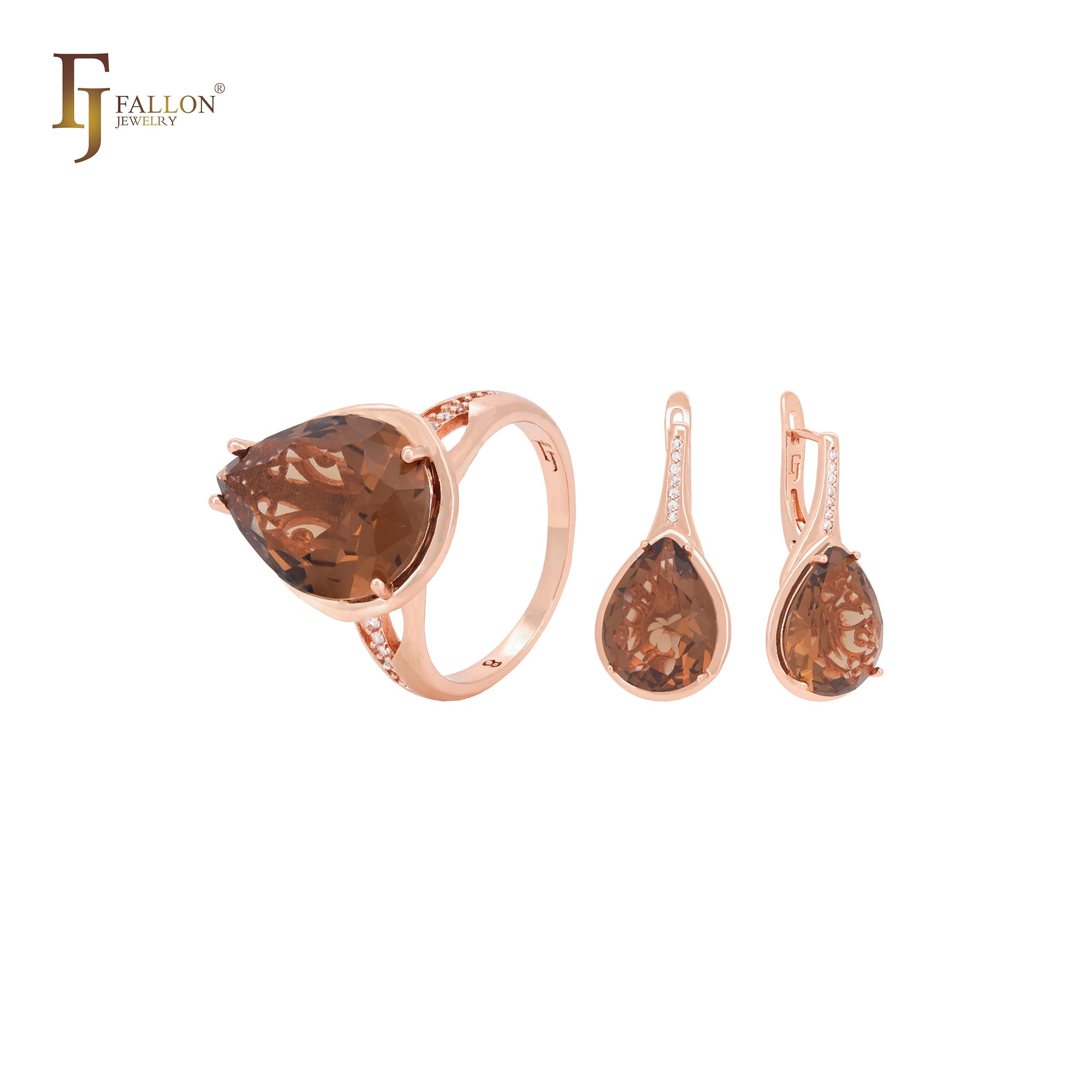 Conjunto de joyas de oro rosa con circonitas cúbicas y anillos en forma de pera grande.