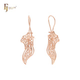 Pendientes de gancho de alambre con forma de mariposa en oro de 14 quilates, oro rosa y oro blanco.