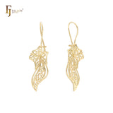 Pendientes de gancho de alambre con forma de mariposa en oro de 14 quilates, oro rosa y oro blanco.