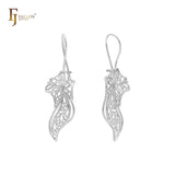 Pendientes de gancho de alambre con forma de mariposa en oro de 14 quilates, oro rosa y oro blanco.