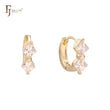 Pendientes Huggie de oro de 14 quilates y oro de 18 quilates con circonitas blancas y doble rombo.