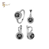 Conjunto de joyería con colgante y anillos chapados en oro blanco con halo de circonitas cúbicas de gran tamaño y forma redonda.